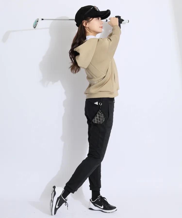 アディダスゴルフの長袖フード付パーカーを使ったスタイリング