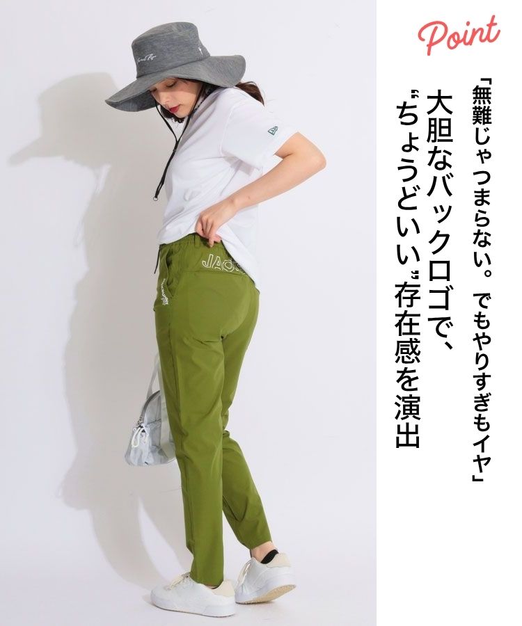 大胆なバックロゴ