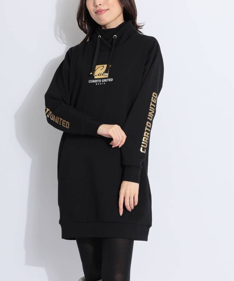 CU スリーブロゴバックタックスタンドネックワンピース