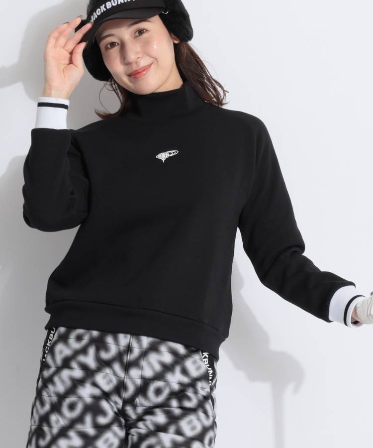 BE 【ストレッチ】バックプリント裏起毛ハイネックプルオーバー